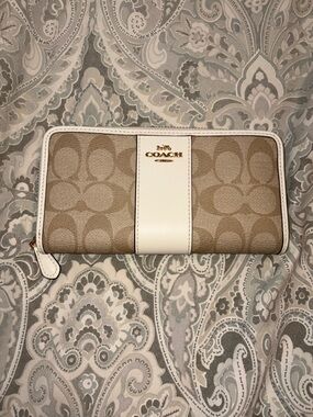 Coach Khaki and White Signature Zip Wallet